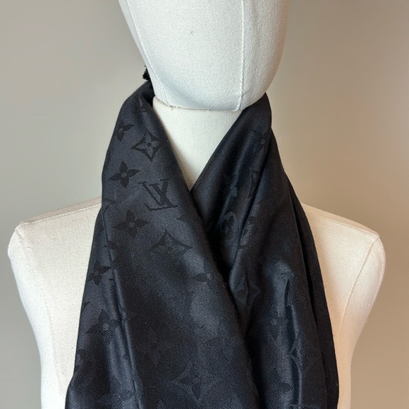 Louis Vuitton Monogram Shawl, Black. - Picture 1 of 8